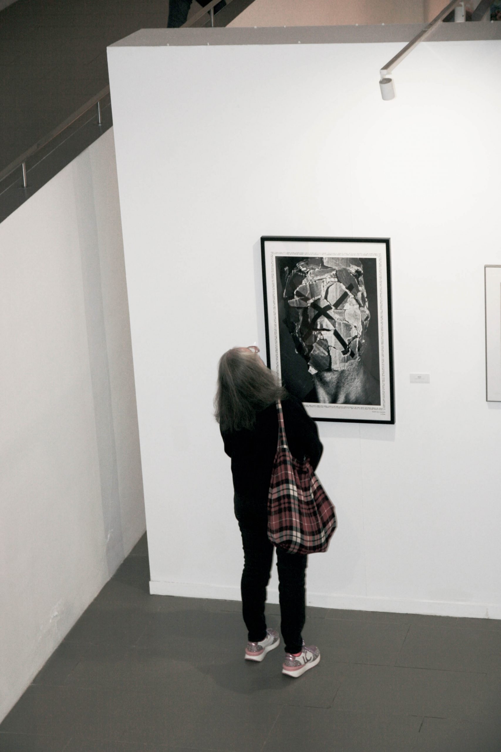 AXIOMA-Sintora-artista-Epiphainomenon-Presencias-58-exposicion-colectiva-inauguracion-diputacion-Malaga-2025-Inauguracion-cultura-art-fotografia-invitado-2336X3504
