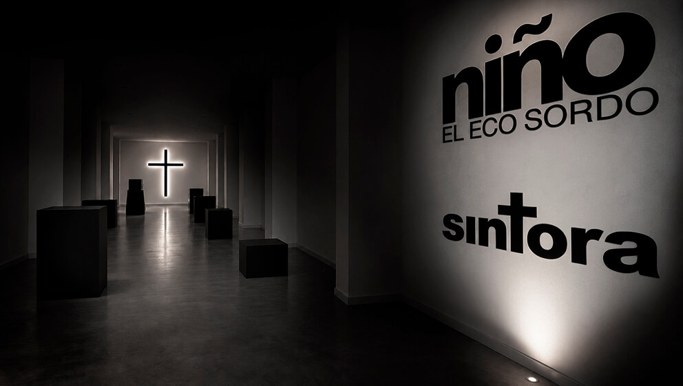 Sintora-inauguracion-exposicion-Niño-el-eco-sordo-instalacion-inauguration-art-installation-solo-exhibition-gallery-2026-992x561